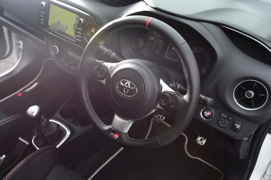 Интерьер Toyota Yaris GRMN 2017 года  (UK) (фото 12 из 15)
